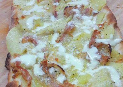 Pizza patate, guanciale e pecorino